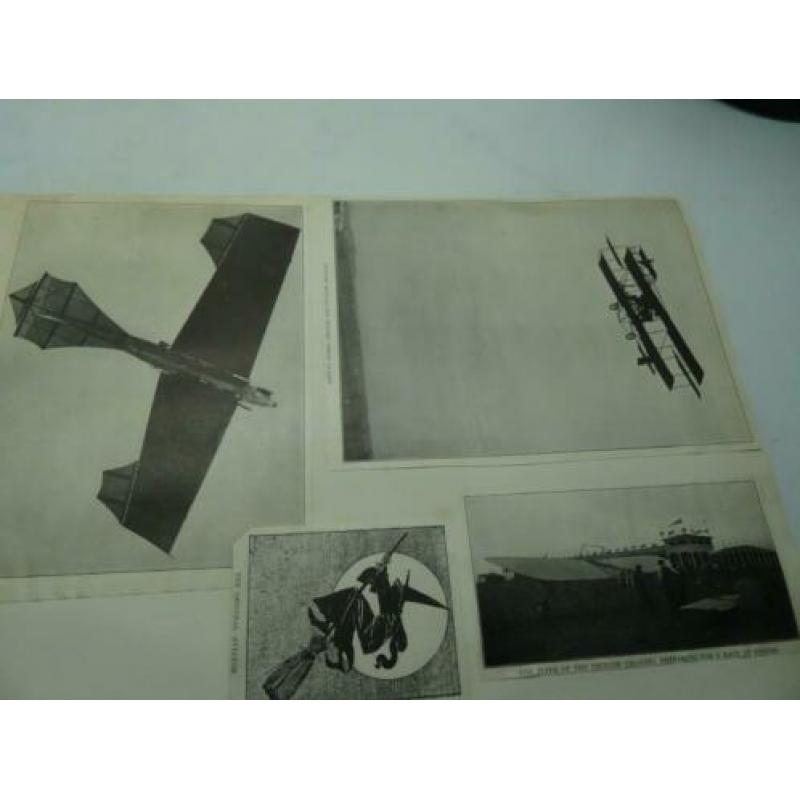 Heel oude vliegtuigfoto's uitgeknipt en in scrapbook opgepla