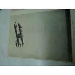 Heel oude vliegtuigfoto's uitgeknipt en in scrapbook opgepla