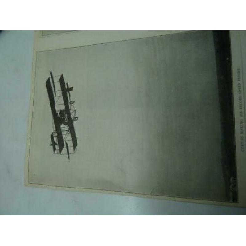 Heel oude vliegtuigfoto's uitgeknipt en in scrapbook opgepla