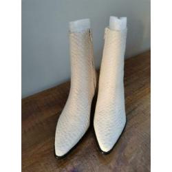 Stoere witte laarzen van Matisse.