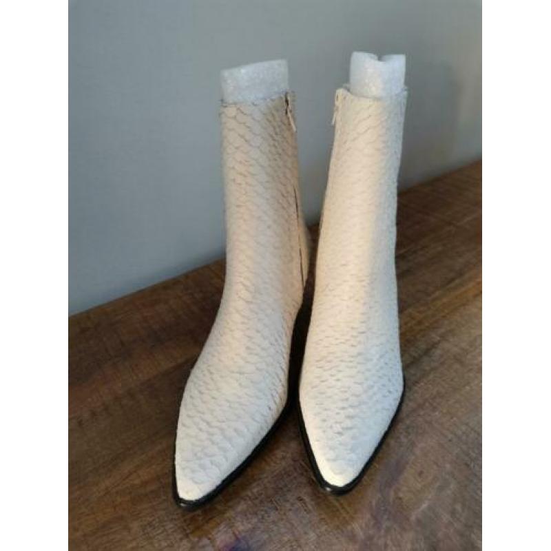 Stoere witte laarzen van Matisse.