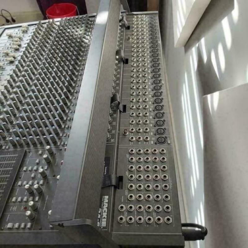 mackie 24-8 bus mixer