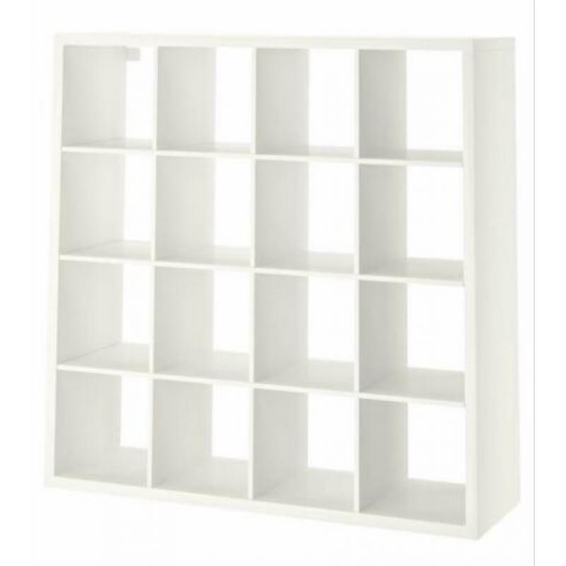 Witte Ikea Expedit/kallax kast mét bureau en rieten manden
