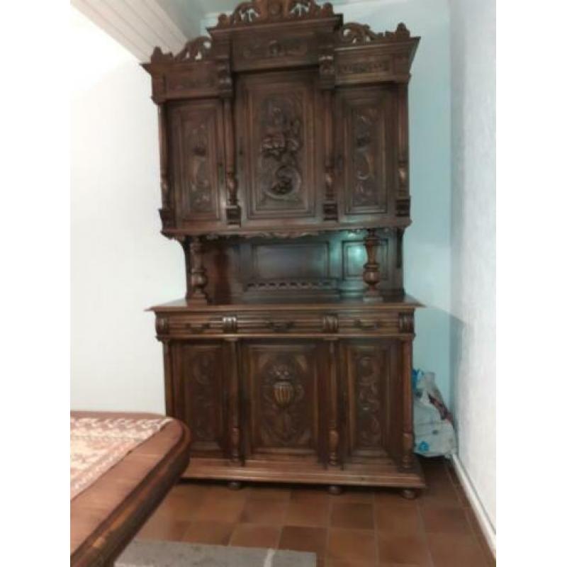 Henry deux kast en tafel met 5 stoelen