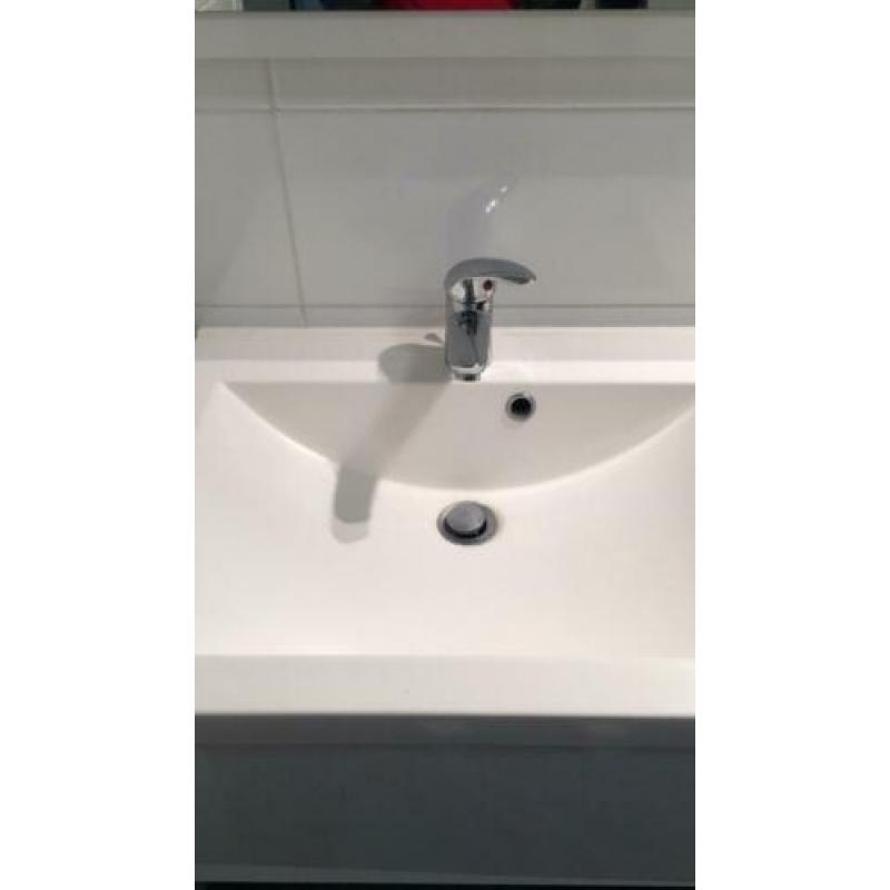 Dubbele wastafel wit met spiegels en verlichting.