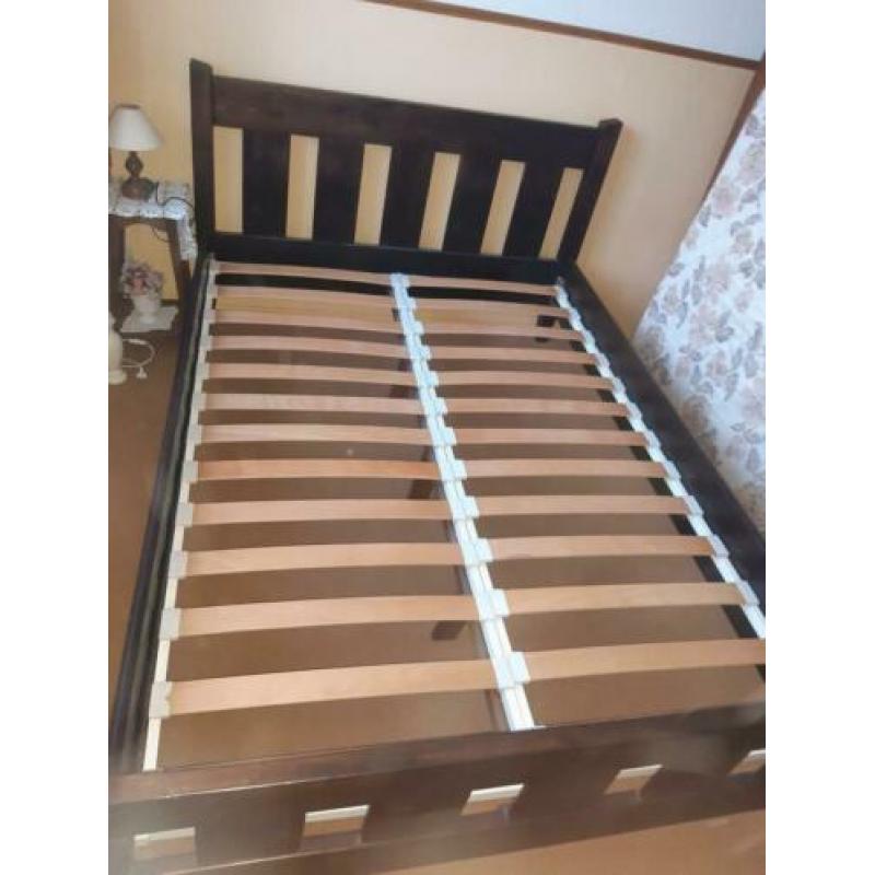 Stevig twee persoonsbed met lattenbodem 140cm bij 200cm