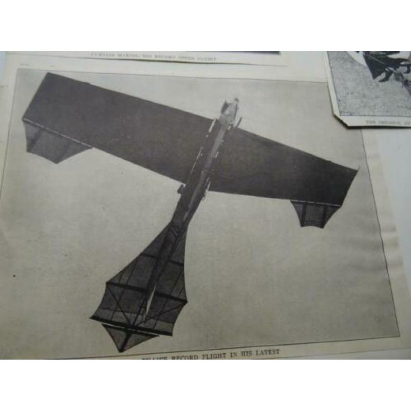 Heel oude vliegtuigfoto's uitgeknipt en in scrapbook opgepla