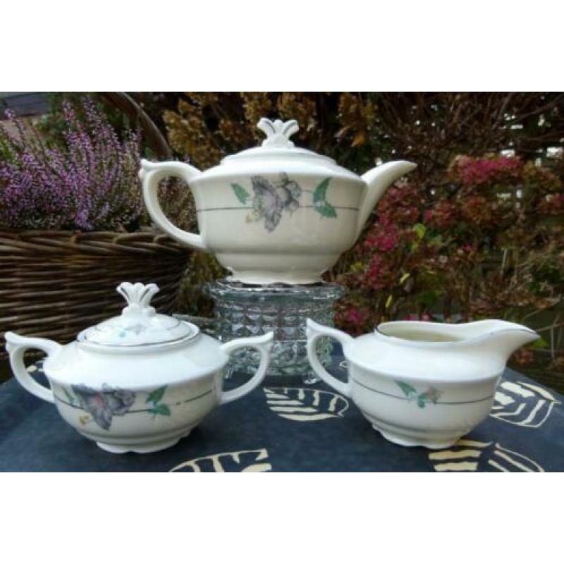 Theeservies Art Deco met super greepjes en oren klokjesbloem