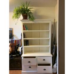 Witte, massief houten kast