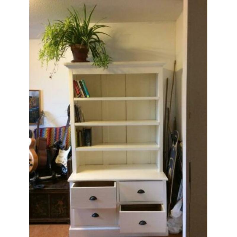 Witte, massief houten kast