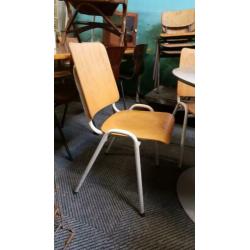 2 oude vintage schoolstoelen
