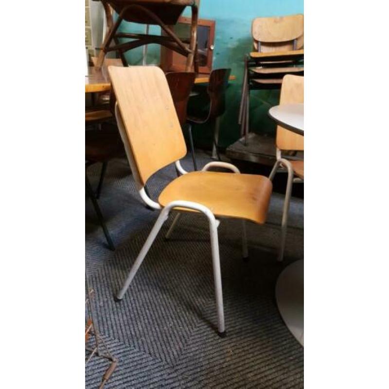 2 oude vintage schoolstoelen