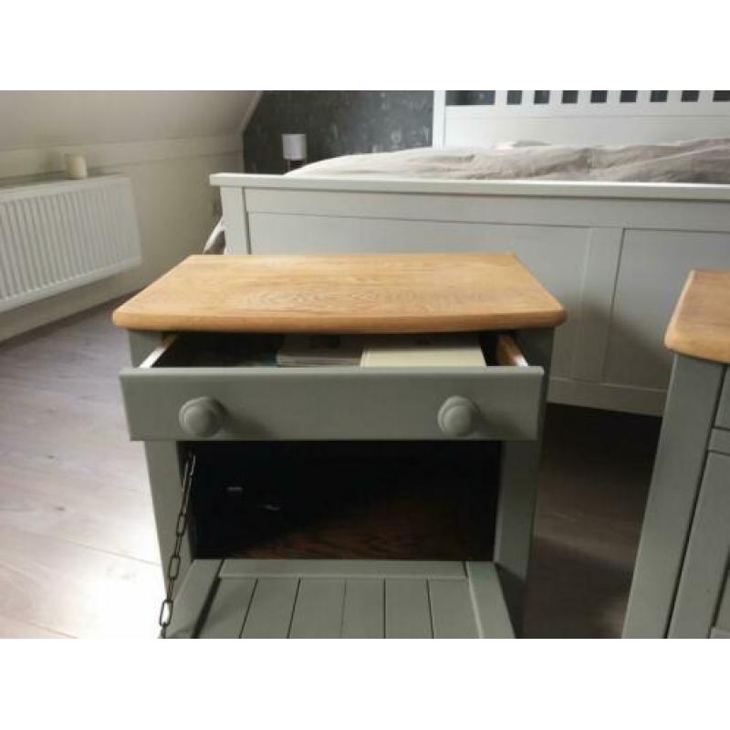 Twee mooie nachtkastjes (mat oud groen)