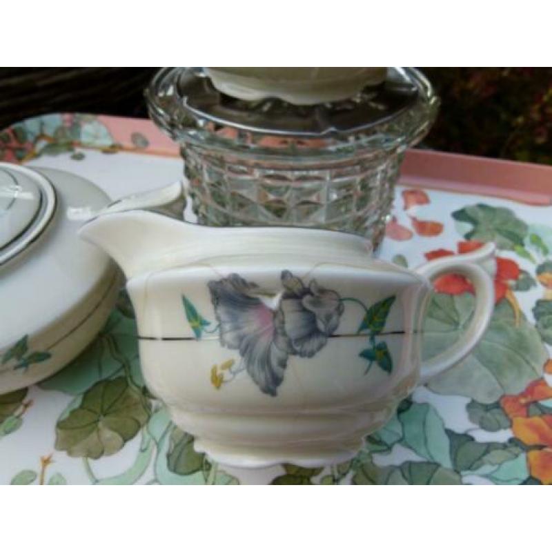Theeservies Art Deco met super greepjes en oren klokjesbloem