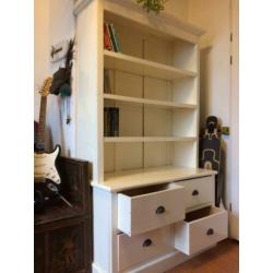 Witte, massief houten kast