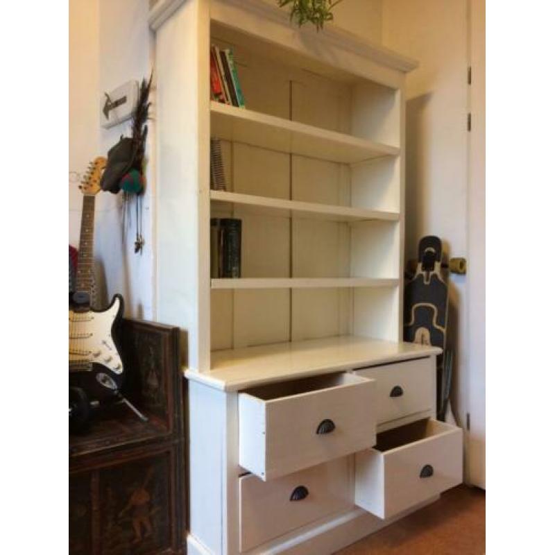 Witte, massief houten kast