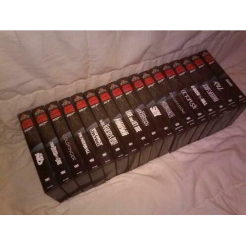 te koop 17 james bond videobanden orgineel geen copie