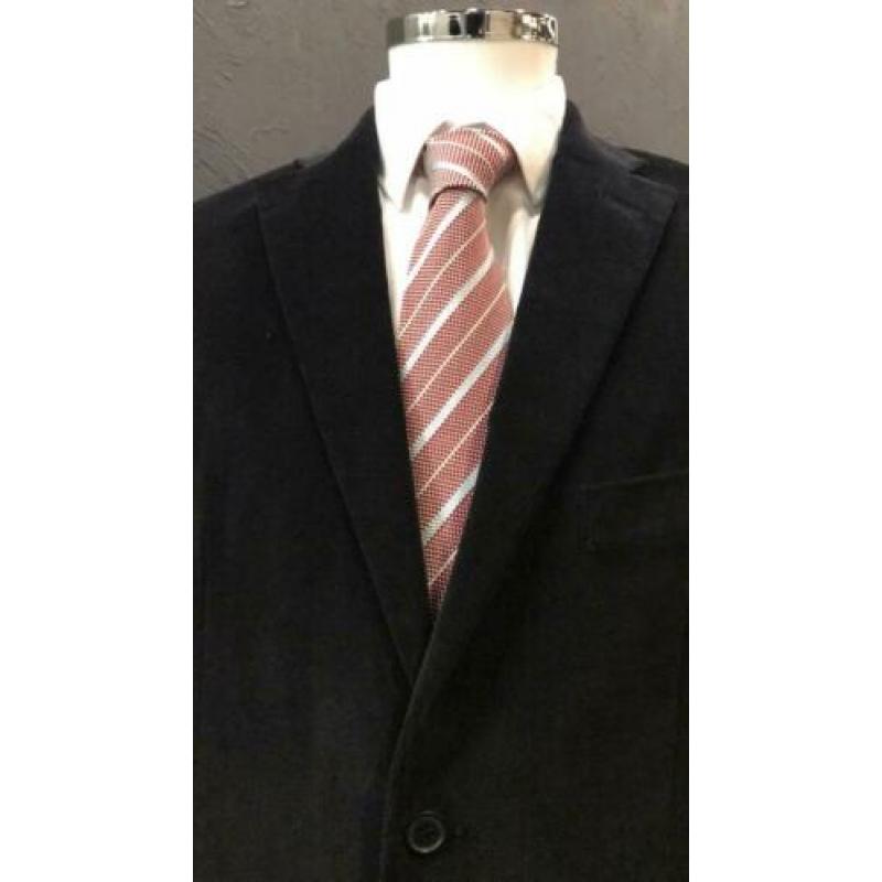 Zwart ribfluwelen kostuum van Puntasetta. Das van Hugo Boss
