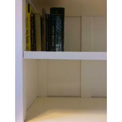 Witte, massief houten kast