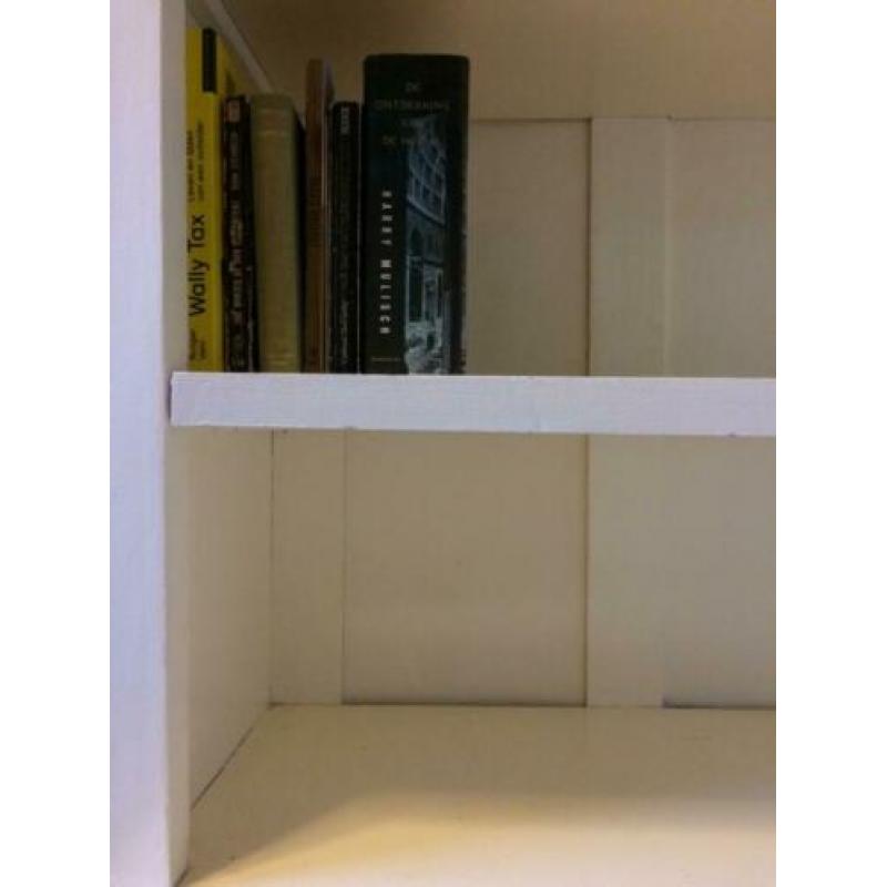 Witte, massief houten kast