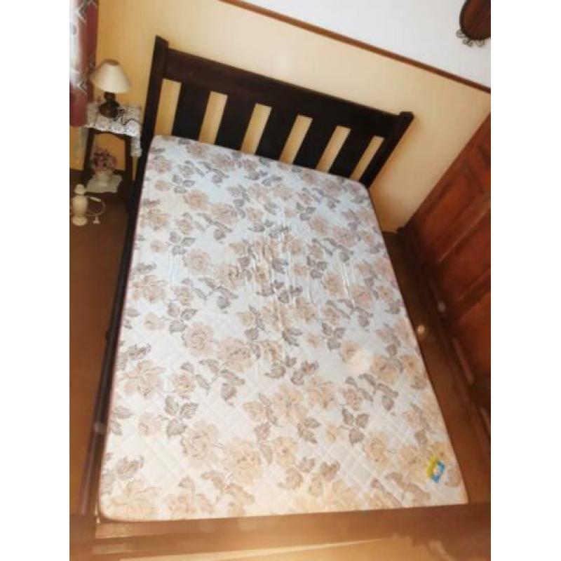 Stevig twee persoonsbed met lattenbodem 140cm bij 200cm
