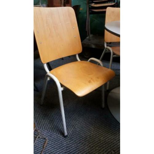 2 oude vintage schoolstoelen