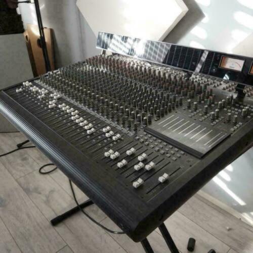mackie 24-8 bus mixer