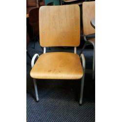 2 oude vintage schoolstoelen