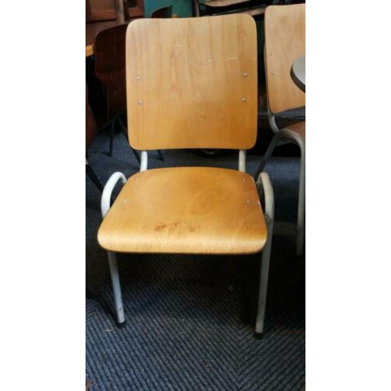 2 oude vintage schoolstoelen