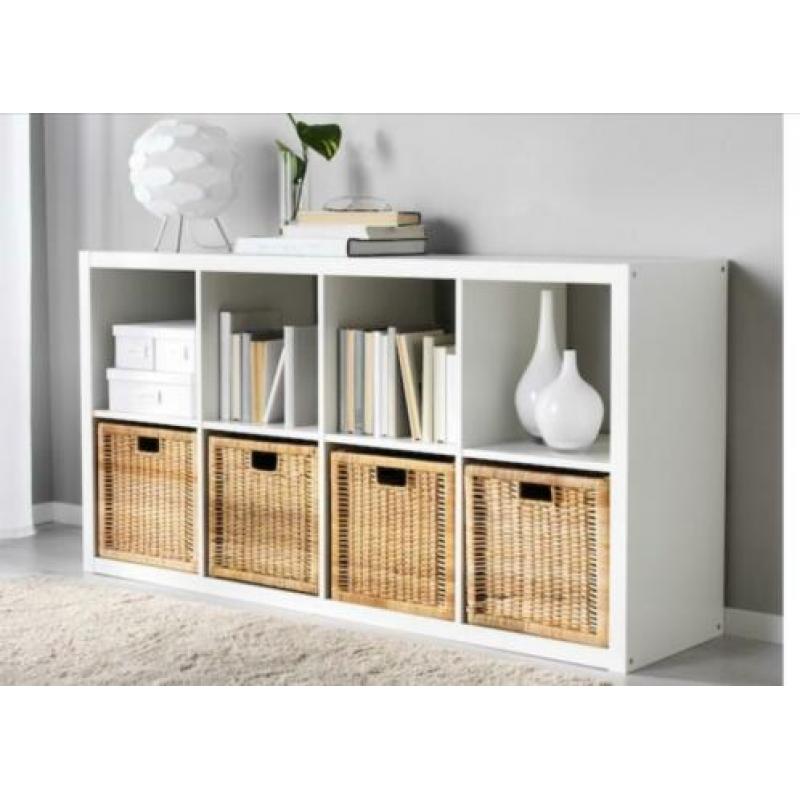 Witte Ikea Expedit/kallax kast mét bureau en rieten manden