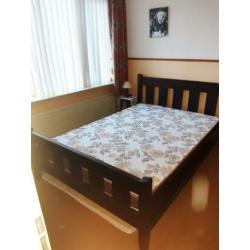 Stevig twee persoonsbed met lattenbodem 140cm bij 200cm
