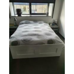 Bed 140x200 met lattenbodem een matras.