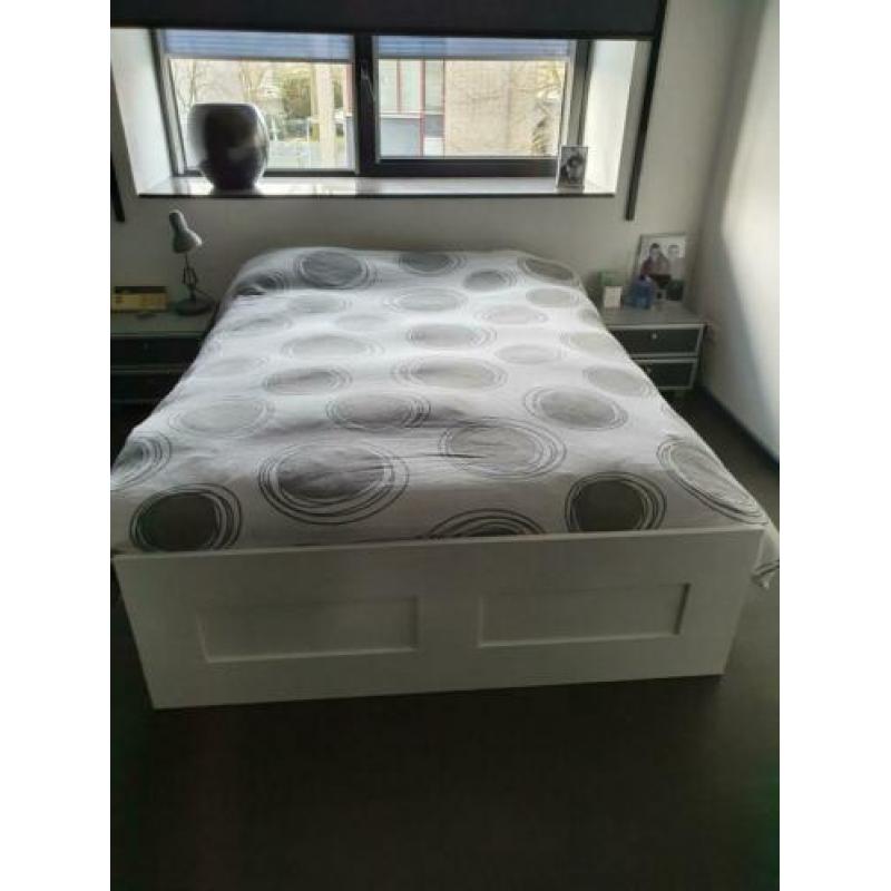 Bed 140x200 met lattenbodem een matras.