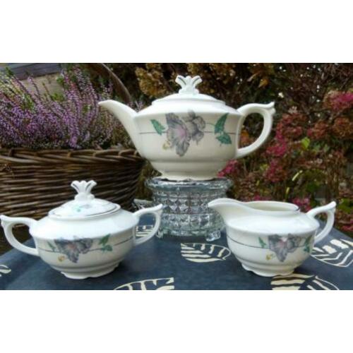 Theeservies Art Deco met super greepjes en oren klokjesbloem