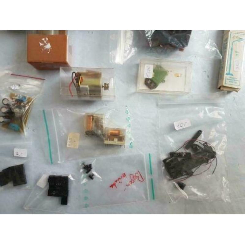 Diverse elektronica, motoren, verlichting, terugmelder, enz.