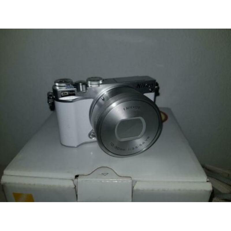 mooie nikon 1 j5 met 10-30 powerzoom 4850clicks!!! zgan