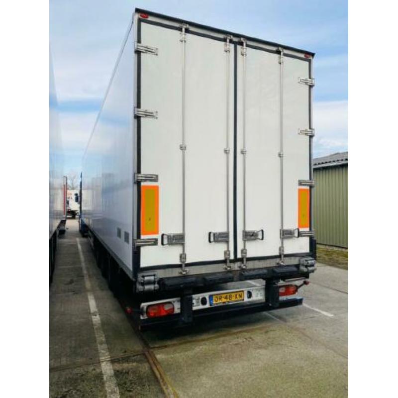Mega trailer-low deck trekker