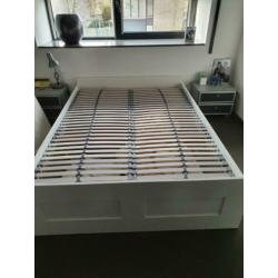Bed 140x200 met lattenbodem een matras.