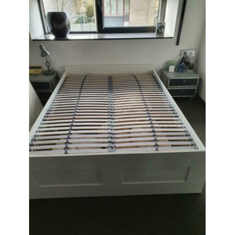 Bed 140x200 met lattenbodem een matras.