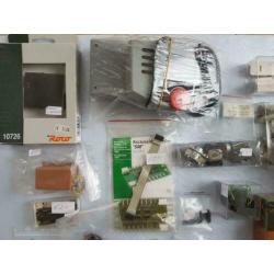 Diverse elektronica, motoren, verlichting, terugmelder, enz.