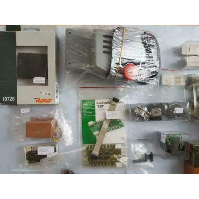 Diverse elektronica, motoren, verlichting, terugmelder, enz.