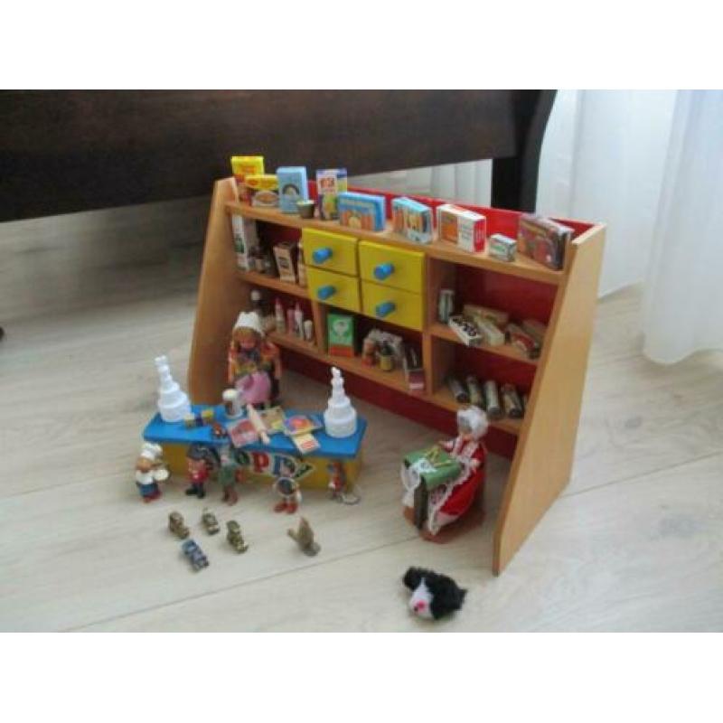 oude houten stoeltjes,winkeltje ,strijkplankje enz