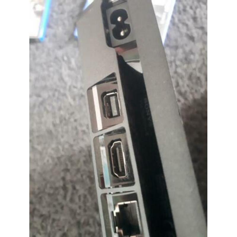 PlayStation 4 (slim) met 2 games en 1 dualshock controller