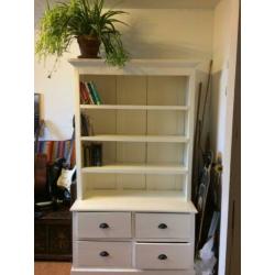 Witte, massief houten kast
