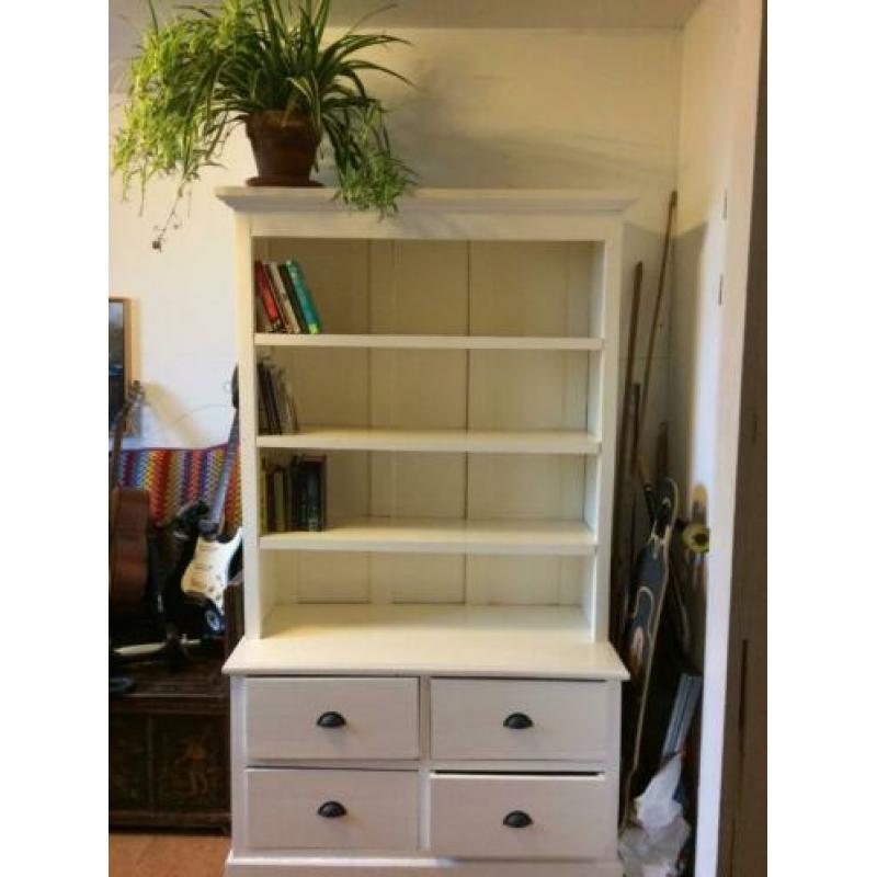 Witte, massief houten kast