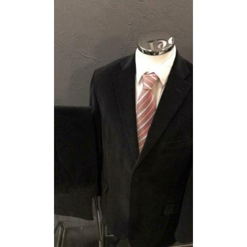 Zwart ribfluwelen kostuum van Puntasetta. Das van Hugo Boss
