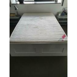 Bed 140x200 met lattenbodem een matras.