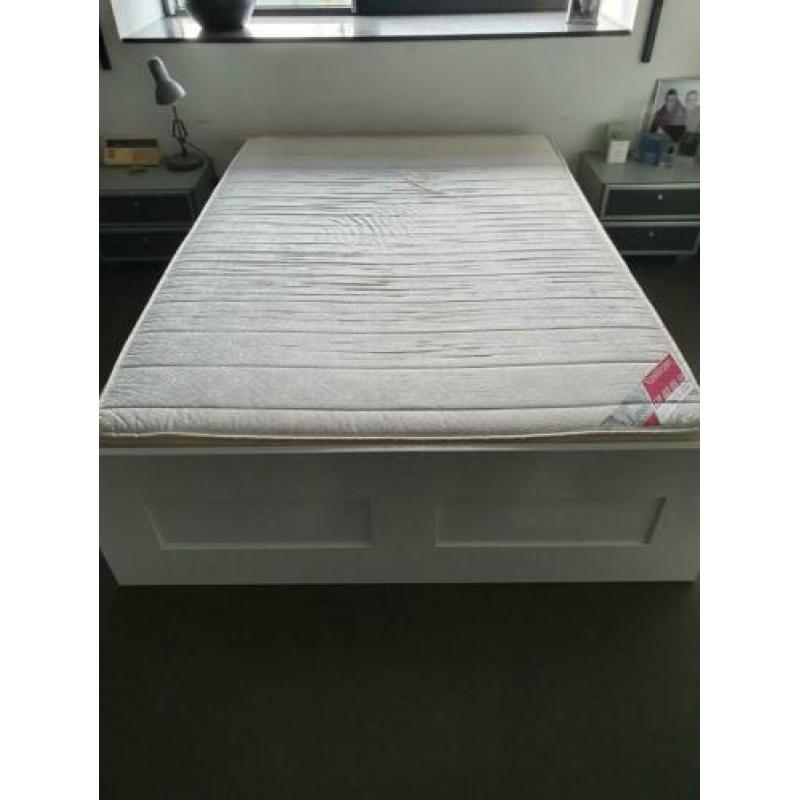 Bed 140x200 met lattenbodem een matras.