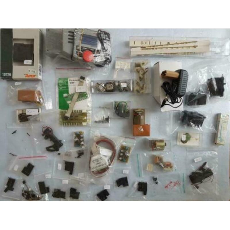 Diverse elektronica, motoren, verlichting, terugmelder, enz.