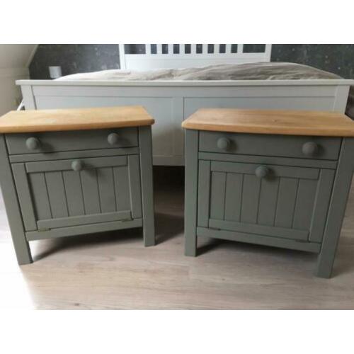 Twee mooie nachtkastjes (mat oud groen)